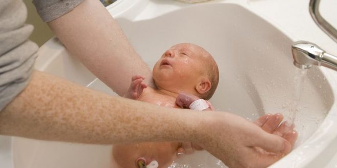 حمام کردن نوزاد